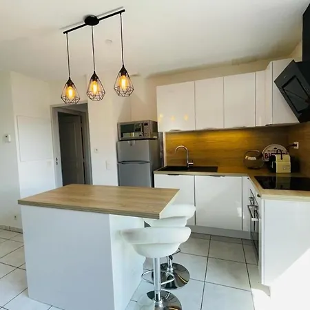Nice Appt With Terrace In A Quiet Area *